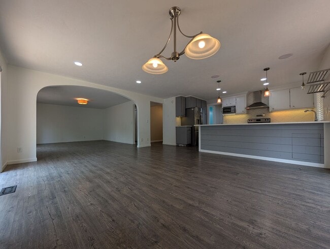Building Photo - 3570 Hickory Ave