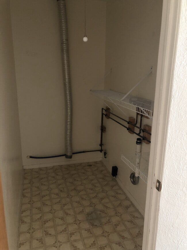 Laundry w/d hookups - 633 S 11th St Unit 633B
