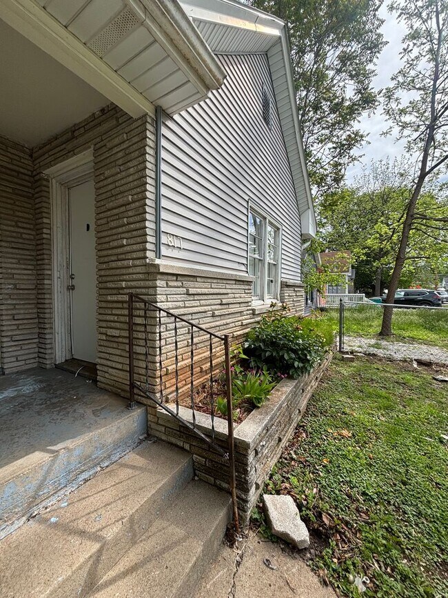 Building Photo - One Bedroom Duplex Available with Washer/Dryer Hookups