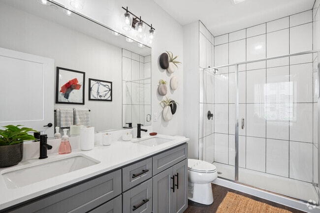 B5 2BR, 2BA - 1,048SF - Primary Bathroom