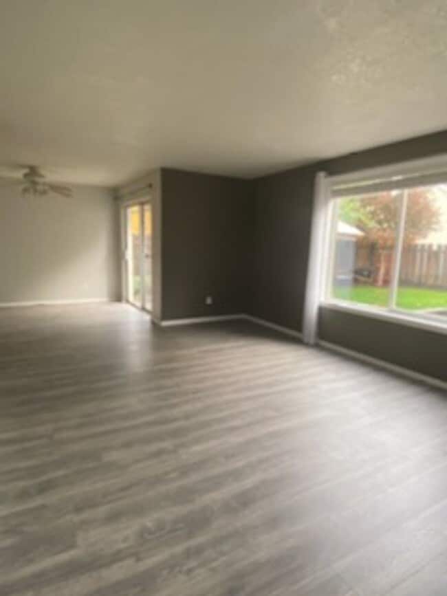 Photo - 762-770 SW Sitka Dr Unit 762