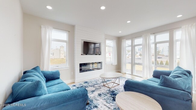 Photo - 1 Howland Ave