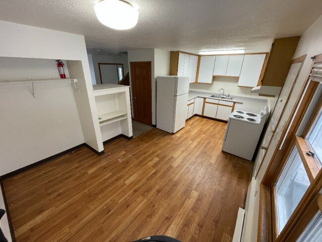 Photo - 323 N 3rd Ave W