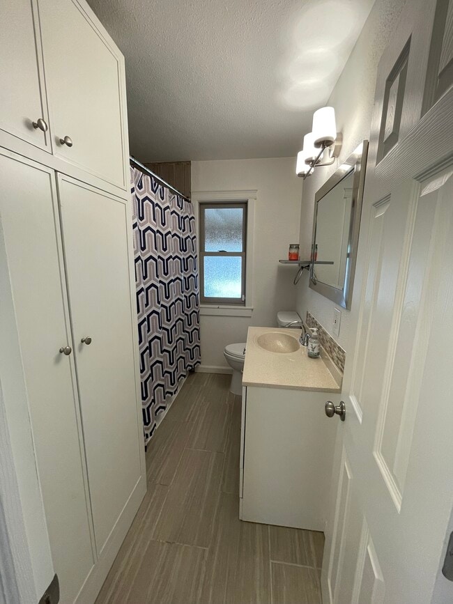 Main Bathroom - 514 Warren Ave