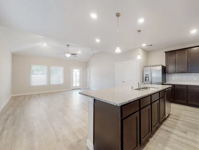Photo - 322 Wisteria Mnr St