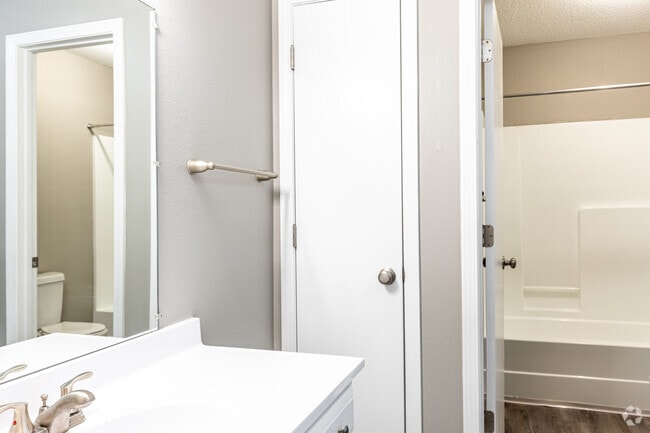 3BR, 1.5BA - 1368SF