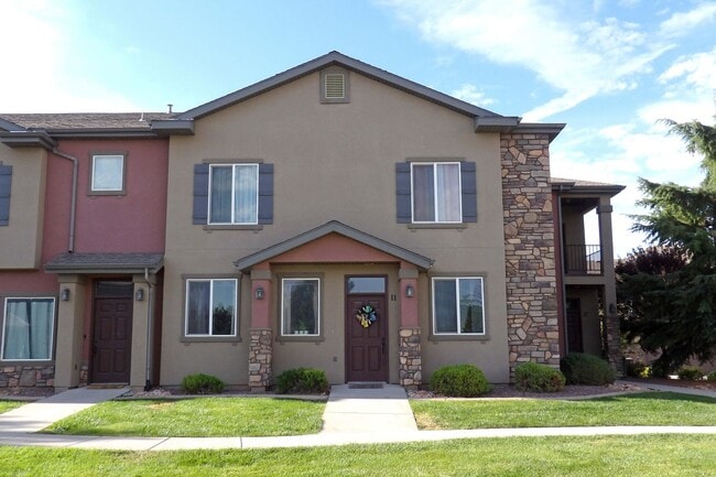 Building Photo - 3 Bedroom Cedar Crossing Townhome