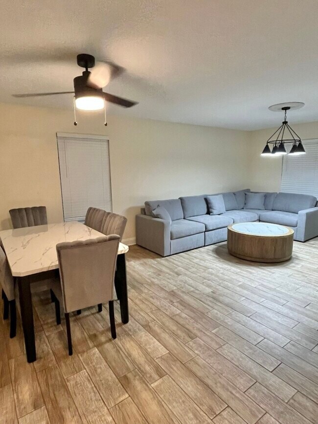 Photo - 10621 Oak Crest Dr