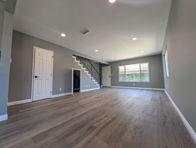 Building Photo - 1129 Cherry Ave Unit B