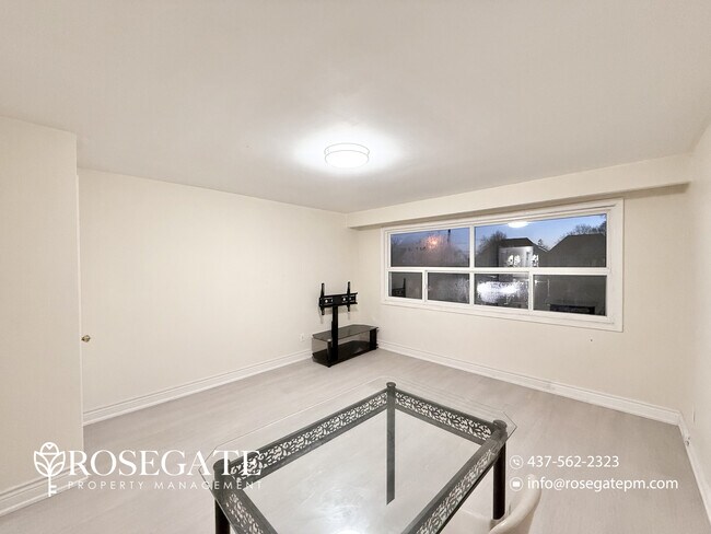 Photo - Spacious 2-Bedroom Main Level Apartment with In-Unit Laundry & Parking – Scarborough Unité 3