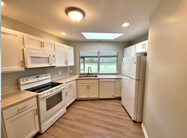 Photo - 1025 St Johns St SE