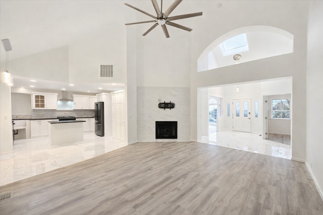 Building Photo - Executive 3 Bed Home with 3 Car Garage & Private Fenced Yard