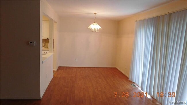 Photo - 444 N Fox Hills Dr Unidad 3