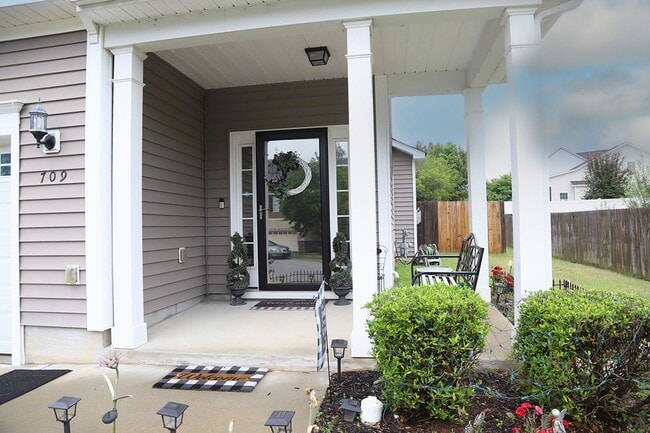 709 Lone Pine Loop