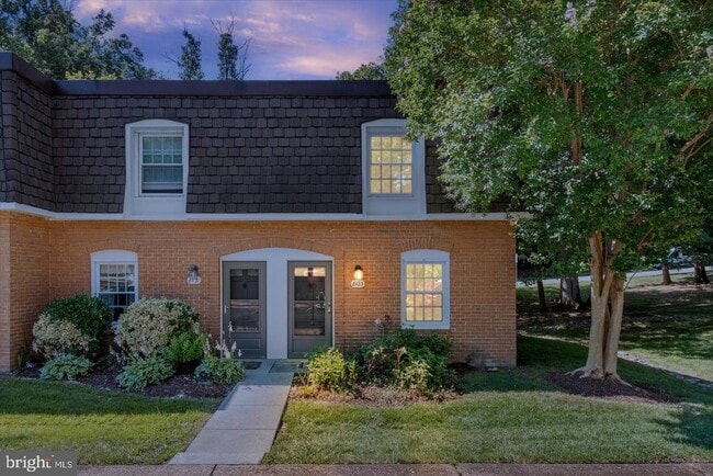 Building Photo - 8123 Kingsway Ct