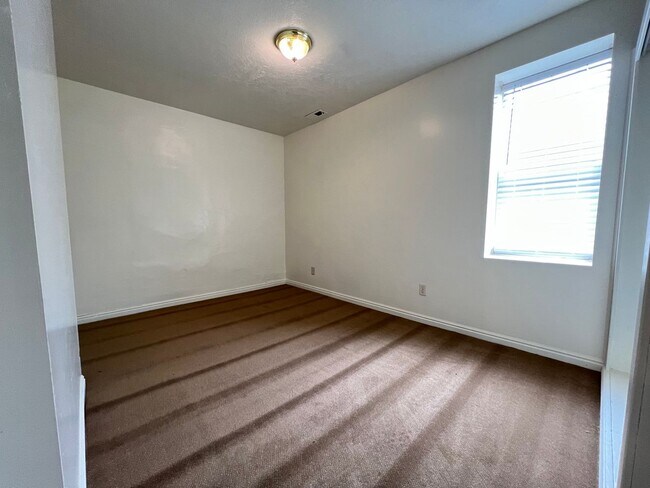 Photo - 3 Bedroom/1 Bathroom in SLC