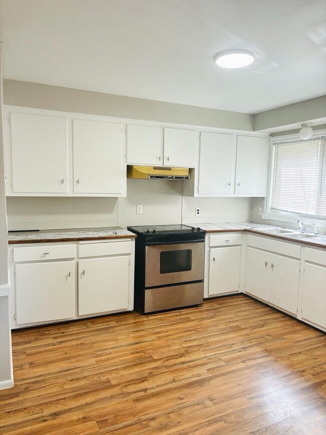 Photo - "Charming Saginaw Duplex: Spacious 2-Bedroom Haven with Gleaming Hardwood Floors!"