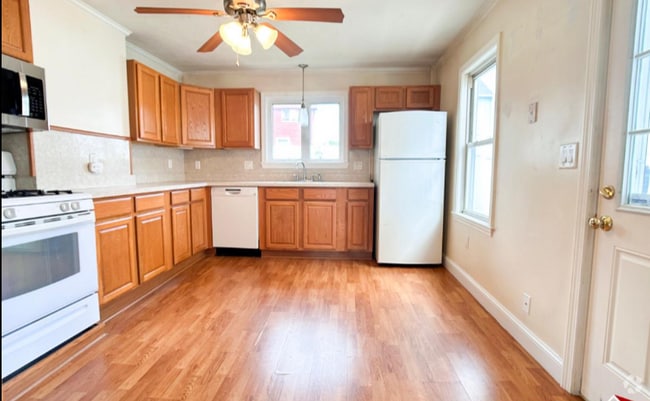 Building Photo - 8 Cross St Unit . Rental