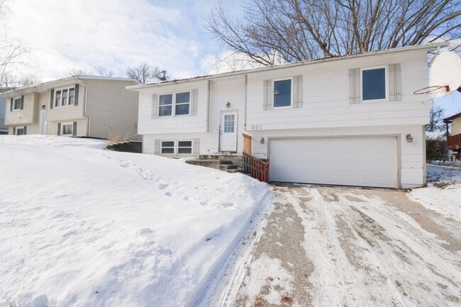 Building Photo - Pet friendly home in Country Club Manor w/fenced yard!