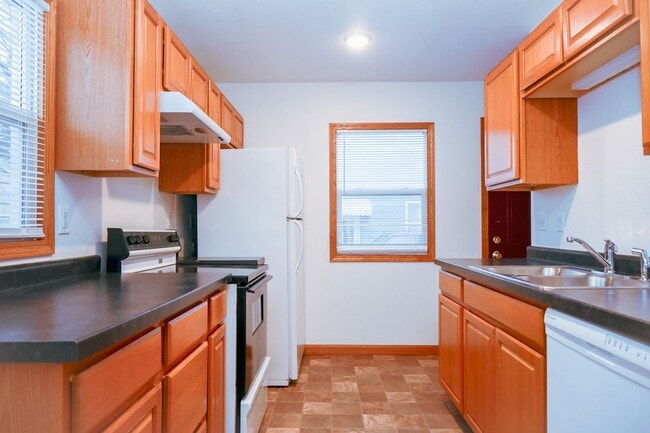 Photo - Huge 5 Bed 2 Bath Home for Rent! Great Loc...