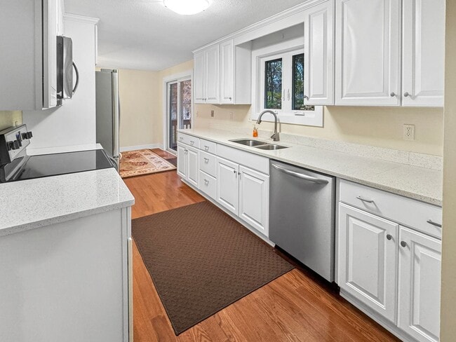 Photo - 15858 Lake Ave