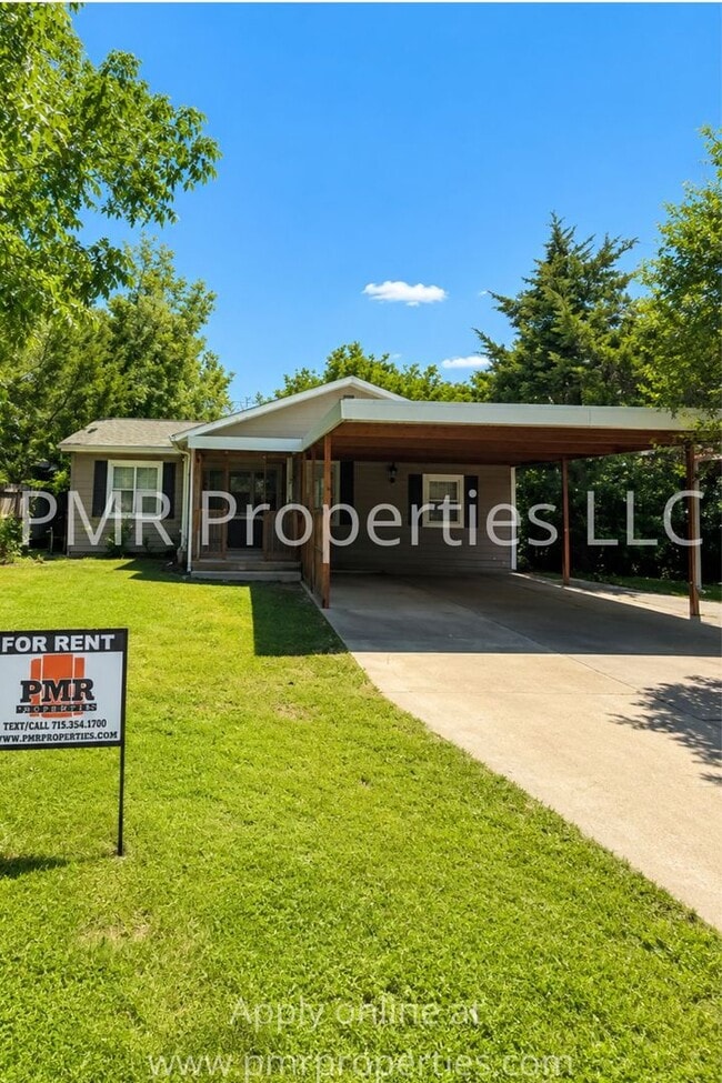 Building Photo - 4 Bedrooms / 2 Bathrooms House