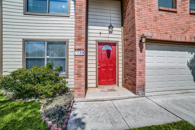 Photo - 7739 Alverstone Way