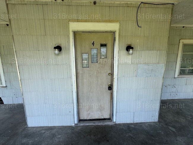 Building Photo - 1101 Hoch Unit 4