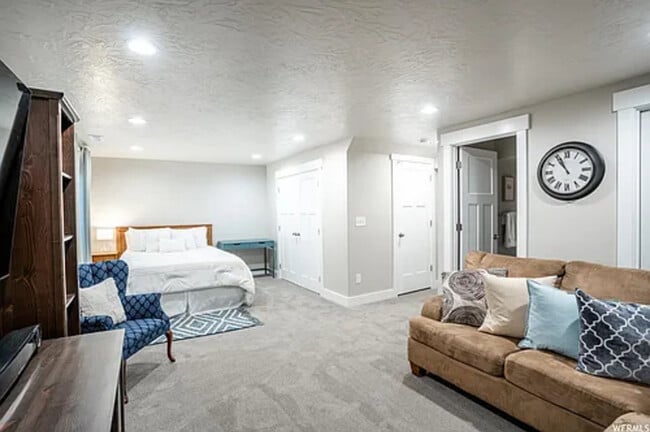 Photo - 5 bed 3.5 Bath Townhome.