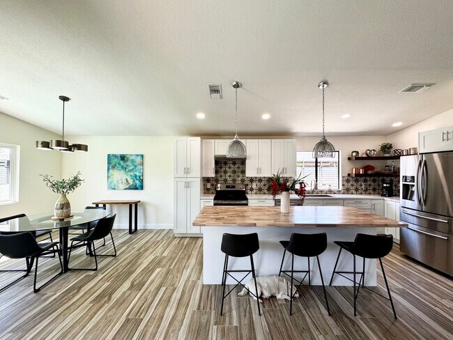 AVAILABLE NOW! Beautifully updated 3-bedro... - AVAILABLE NOW! Beautifully updated 3-bedro... House