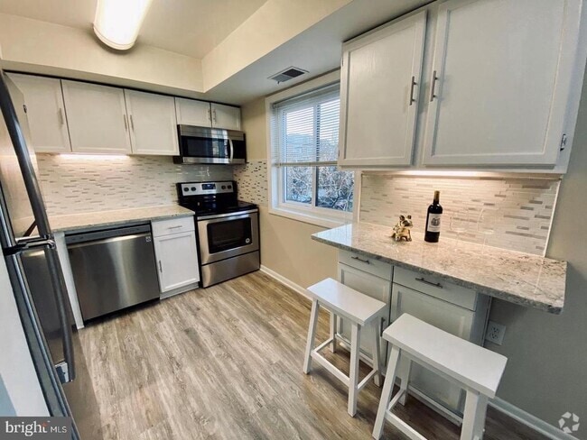 Building Photo - 3312 S 28th St Unit 404 Rental