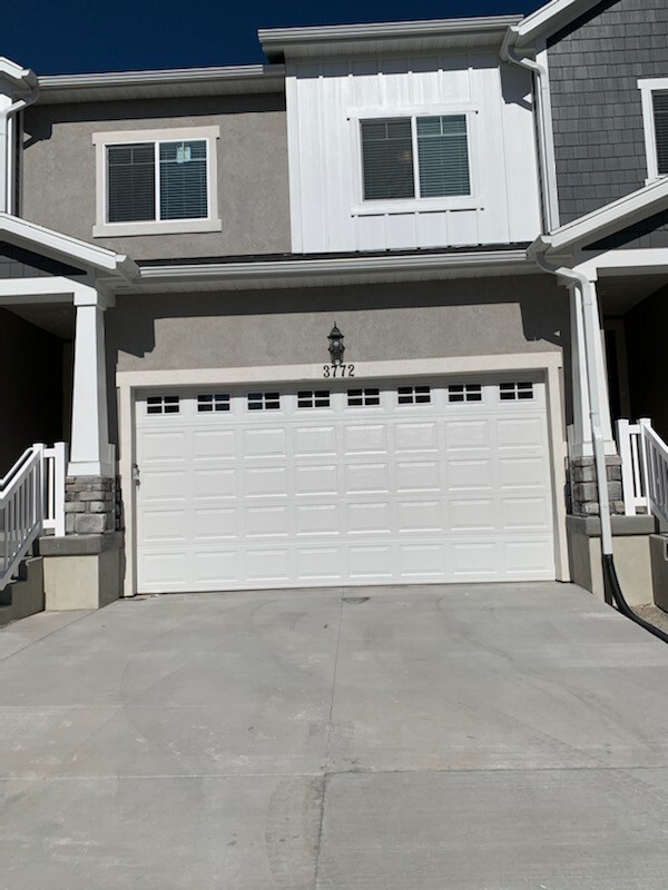 Building Photo - 4 Bedroom 2.5 Bathroom Townhome in Lehi