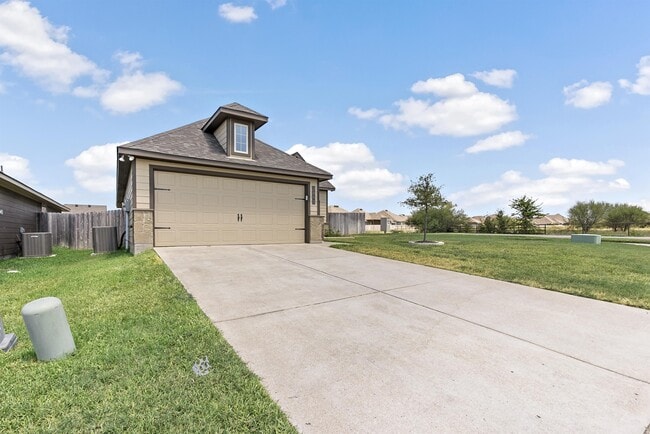 Photo - 2000 Bleeker Cv