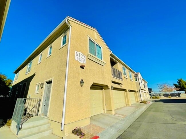 Building Photo - WONDERFUL 2 BED CONDO W/ ATTACHED GARAGE IN GATED COMMUNITY!