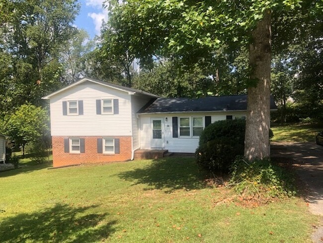 Building Photo - Travelers Rest !! 3 BR, 2 BA with Great Living Space - Den, Bonus Room, Primary Suite has a HUGE ...