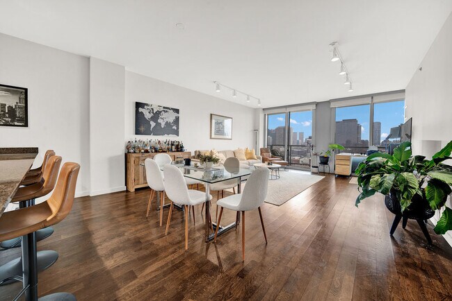 Photo - 910 W Huron St Unit 1010