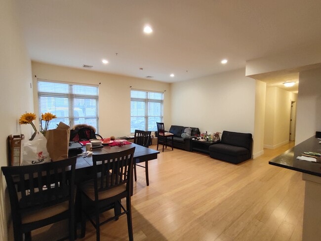 Building Photo - 9 Gardner St Unit 3 Rental