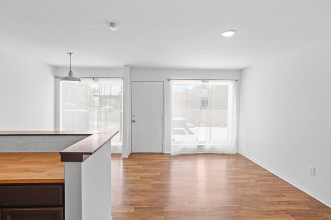 Building Photo - 1408 Hughes St Unit 4