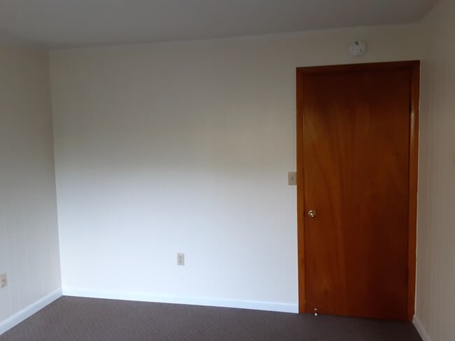 Living Room - 104 E Clearview Ave Unit 104