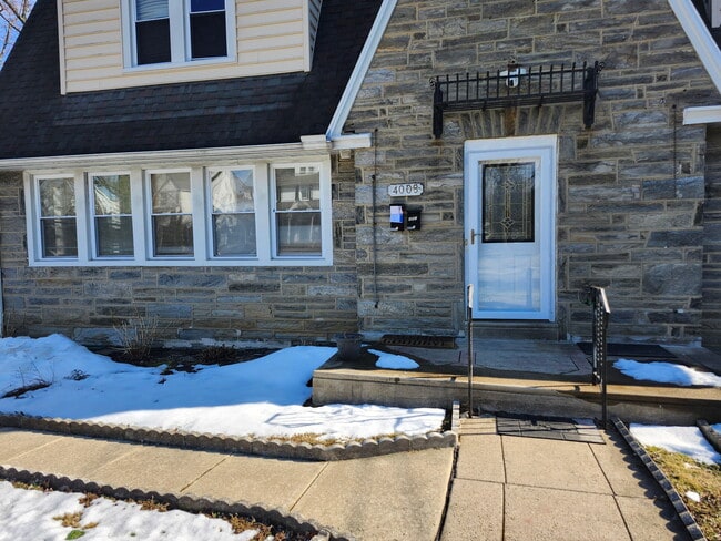 Building Photo - 4008 State Rd Unit Apt 1