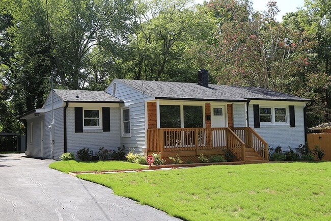 Building Photo - Updated Brick Ranch Home in Vibrant Downtown Location