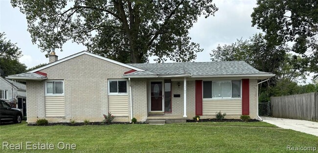 Building Photo - 15760 Oakbrook St