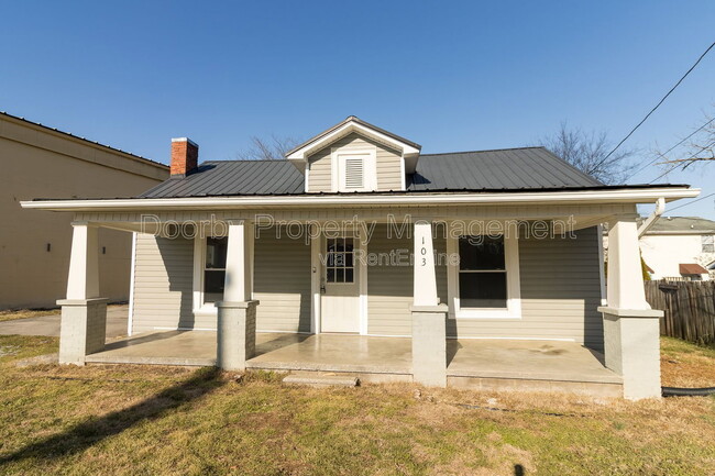 Photo - 103 Farris St NE