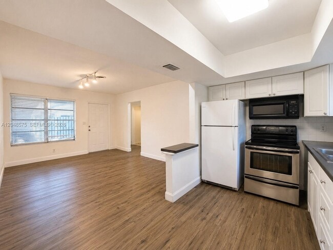 Building Photo - 117 NE 30th Ct Unit 2
