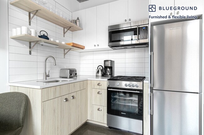 Photo - 108 W Chicago Ave Unit FL7-ID366