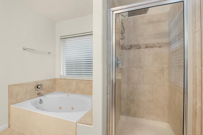 Building Photo - 12822 Lakeshore Dr