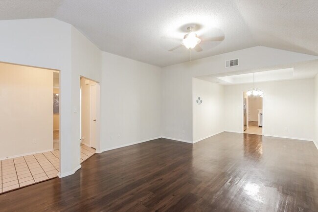 2946 Lawndale Dr
