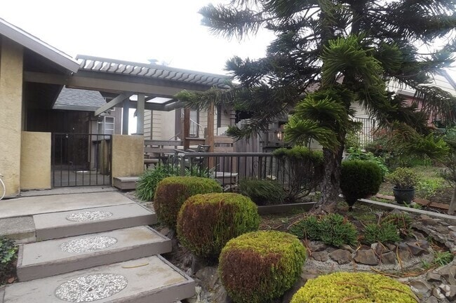 Building Photo - Nice 3 bedroom 2 bathroom Home