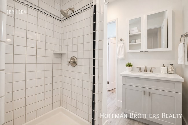 Photo - 1303 N June St Unidad 1