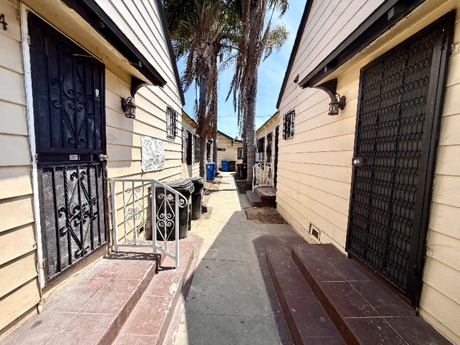 Building Photo - 534 W 77th St Rental